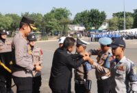 Kepolisian Resort (Kapolres) Karawang AKBP Wirdhanto Hadicaksono pimpin apel Ops Lilin 2023 di lapangan Karangpawitan, Kamis (21/12/2023).