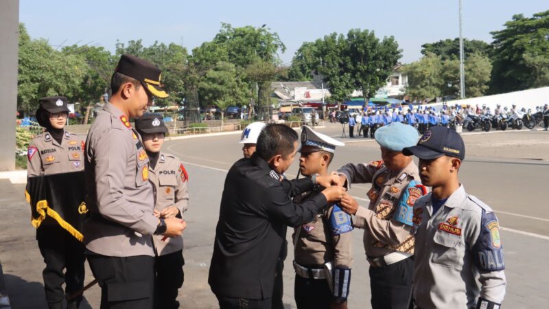 Kepolisian Resort (Kapolres) Karawang AKBP Wirdhanto Hadicaksono pimpin apel Ops Lilin 2023 di lapangan Karangpawitan, Kamis (21/12/2023).