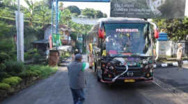 Pj Bupati Bandung Barat, Arsan Latif mengintruksikan bus dan truk putar balik saat melalui jalan longsor di wilayah Parongpong KBB (foto: Forkompim)