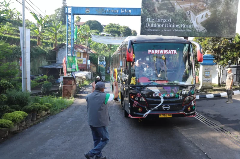 Pj Bupati Bandung Barat, Arsan Latif mengintruksikan bus dan truk putar balik saat melalui jalan longsor di wilayah Parongpong KBB (foto: Forkompim)