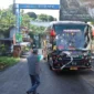 Pj Bupati Bandung Barat, Arsan Latif mengintruksikan bus dan truk putar balik saat melalui jalan longsor di wilayah Parongpong KBB (foto: Forkompim)