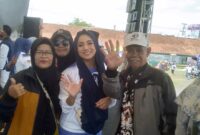 Momen Siti KDI, Caleg DPR RI Dapil 9 Jateng partai PAN berswafoto dengan penyiar radio kondang Tegal, Mogal dan istri Siti Khodijah (foto: Mogal)