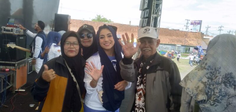 Momen Siti KDI, Caleg DPR RI Dapil 9 Jateng partai PAN berswafoto dengan penyiar radio kondang Tegal, Mogal dan istri Siti Khodijah (foto: Mogal)