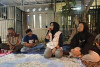 Caleg DPRD KBB dari partai PDIP, H. Aan Sopiana Panjaitan saat melakukan kunjungan sosialisasi ke warga Permata Padalarang (foto: Amel)