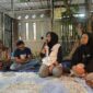 Caleg DPRD KBB dari partai PDIP, H. Aan Sopiana Panjaitan saat melakukan kunjungan sosialisasi ke warga Permata Padalarang (foto: Amel)