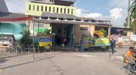 Situasi rumah duka almarhum Julian Dwi Setiyono di Bukit Permata E-8 Nomor 3, RT 2/RW 22, Desa Cilame, Kecamatan Ngamprah, Kabupaten Bandung Barat (KBB). (Foto: Abdul Kholilulloh)