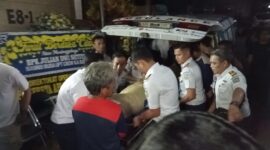 Jenazah Julian Dwi Setiyono masinis KA Bandung Raya Tina dirumah duka di Desa Cilame, Kecamatan Ngamprah, Kabupaten Bandung Barat (KBB) foto: Abdul Kholilulloh 