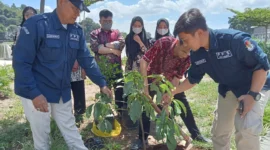 KPU Kabupaten Bandung Barat (KBB) menanam bibit pohon yang dilakukan anggota KPPS Desa Ciburuy (foto: Abdul Kholilulloh)