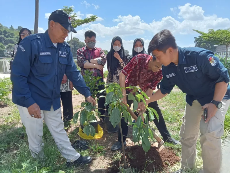 KPU Kabupaten Bandung Barat (KBB) menanam bibit pohon yang dilakukan anggota KPPS Desa Ciburuy (foto: Abdul Kholilulloh)