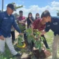 KPU Kabupaten Bandung Barat (KBB) menanam bibit pohon yang dilakukan anggota KPPS Desa Ciburuy (foto: Abdul Kholilulloh)