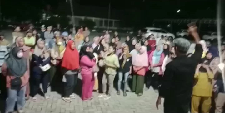 Kurang pro terhadap warga, puluhan emak-emak geruduk kantor KPUD Kabupaten Bekasi