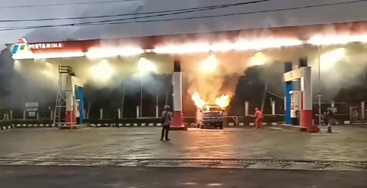 Minibus terbakar di SPBU Cikamuning Bandung Barat, satu orang alami luka bakar