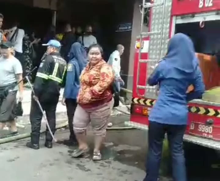 Petugas Damkar berhasil jinakkan api di Pasar Baru Kota Bandung