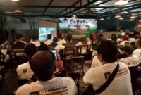 Caleg DPRD KBB Kusairi dari partai PPP KBB mengadakan nobar debat capres ketiga yang digelar di Cafe Talons and Resto, Kecamatan Padalarang, Kabupaten Bandung Barat (KBB) Minggu (07/01/2024) malam, (foto: Abdul Kholilulloh)