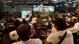 Caleg DPRD KBB Kusairi dari partai PPP KBB mengadakan nobar debat capres ketiga yang digelar di Cafe Talons and Resto, Kecamatan Padalarang, Kabupaten Bandung Barat (KBB) Minggu (07/01/2024) malam, (foto: Abdul Kholilulloh)