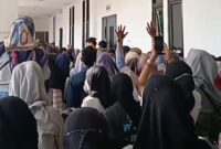 Ratusan tenaga sorlip surat suara geruduk kantor KPU Kabupaten Bekasi (foto: Tangkapan layar video viral)