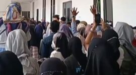 Ratusan tenaga sorlip surat suara geruduk kantor KPU Kabupaten Bekasi (foto: Tangkapan layar video viral)