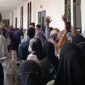 Ratusan tenaga sorlip surat suara geruduk kantor KPU Kabupaten Bekasi (foto: Tangkapan layar video viral)