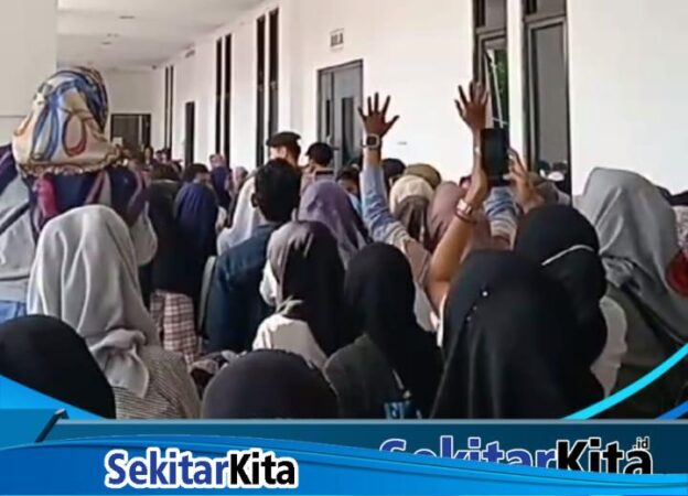 Ratusan tenaga sorlip surat suara geruduk kantor KPU Kabupaten Bekasi (foto: Tangkapan layar video viral)