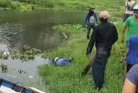 Warga menemukan sosok mayat mengapung dengan menggunakan jas hujan di aliran Sungai Saguling Bandung Barat, Jumat (12/01) foto: tangkapan layar video viral