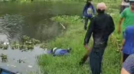 Warga menemukan sosok mayat mengapung dengan menggunakan jas hujan di aliran Sungai Saguling Bandung Barat, Jumat (12/01) foto: tangkapan layar video viral