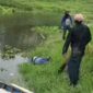 Warga menemukan sosok mayat mengapung dengan menggunakan jas hujan di aliran Sungai Saguling Bandung Barat, Jumat (12/01) foto: tangkapan layar video viral