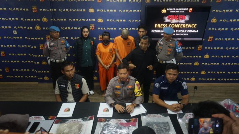 Polres Karawang merilis kasus pembunuhan berencana, Selasa (16/01/2024) foto: Humas Polres Karawang.