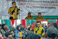 Kang Ace saat menyerahkan bantuan Asistensi Rehabilitasi Sosial (ATENSI) di Gedung PGRI Kecamatan Banjaran Kabupaten Bandung, Selasa (6/2/2024).