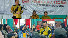 Kang Ace saat menyerahkan bantuan Asistensi Rehabilitasi Sosial (ATENSI) di Gedung PGRI Kecamatan Banjaran Kabupaten Bandung, Selasa (6/2/2024).