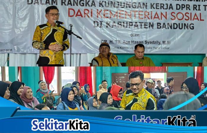 Kang Ace saat menyerahkan bantuan Asistensi Rehabilitasi Sosial (ATENSI) di Gedung PGRI Kecamatan Banjaran Kabupaten Bandung, Selasa (6/2/2024).