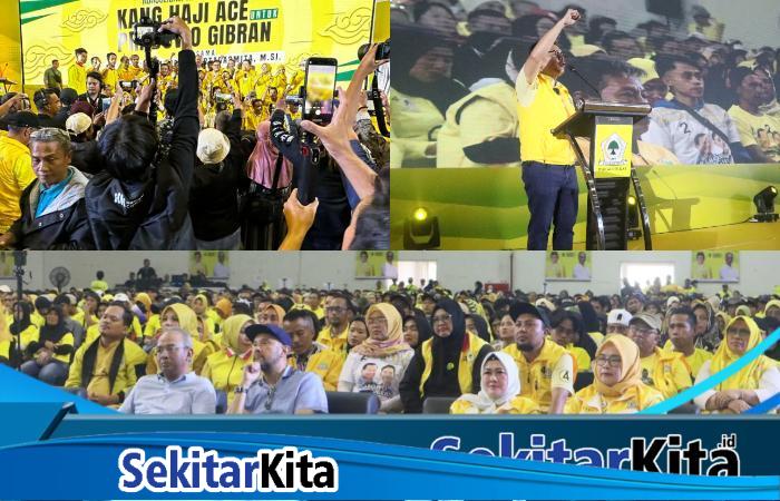Kang Ace Bakar Semanagat relawan pada acara Konsolidasi Tim Relawan Pemenangan di Stadion Indoor Si Jalak Harupat, Kutawaringin, Kabupaten Bandung, Kamis, 8 Februari 2024.