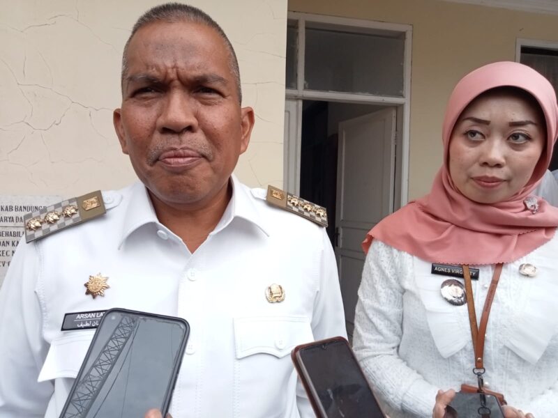 Pj Bupati Bandung Barat, Arsan Latif didampingi Camat Ngamprah, Agnes Virganty (foto: dok. Sekitar kita.id/ Abdul Kholilulloh)