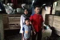 Sukiman (34) dan Istri Siti Sopiah serta satu anaknya warga kampung Legoknangka, RT02/RW09, Desa Cempakamekar, Kecamatan Padalarang KBB tinggal berhimpitan dengan kandang domba selama kurang lebih satu tahun (foto: Abdul Kholilulloh)