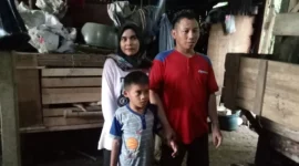 Sukiman (34) dan Istri Siti Sopiah serta satu anaknya warga kampung Legoknangka, RT02/RW09, Desa Cempakamekar, Kecamatan Padalarang KBB tinggal berhimpitan dengan kandang domba selama kurang lebih satu tahun (foto: Abdul Kholilulloh)