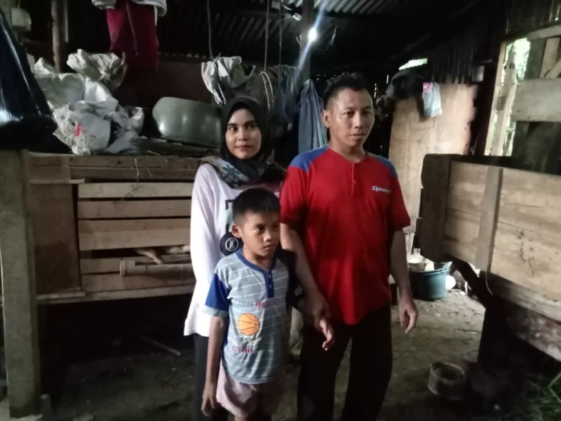 Sukiman (34) dan Istri Siti Sopiah serta satu anaknya warga kampung Legoknangka, RT02/RW09, Desa Cempakamekar, Kecamatan Padalarang KBB tinggal berhimpitan dengan kandang domba selama kurang lebih satu tahun (foto: Abdul Kholilulloh)
