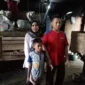 Sukiman (34) dan Istri Siti Sopiah serta satu anaknya warga kampung Legoknangka, RT02/RW09, Desa Cempakamekar, Kecamatan Padalarang KBB tinggal berhimpitan dengan kandang domba selama kurang lebih satu tahun (foto: Abdul Kholilulloh)