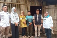Dinsos KBB kembali mengunjungi rumah Sukiman untuk menyalurkan bantuan berupa 10 ekor ayam dan bantuan alat kebutuhan rumah tangga, Selasa (06/02). (foto: Abdul Kholilulloh)