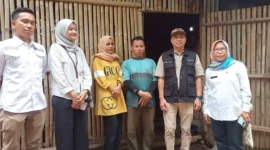 Dinsos KBB kembali mengunjungi rumah Sukiman untuk menyalurkan bantuan berupa 10 ekor ayam dan bantuan alat kebutuhan rumah tangga, Selasa (06/02). (foto: Abdul Kholilulloh)