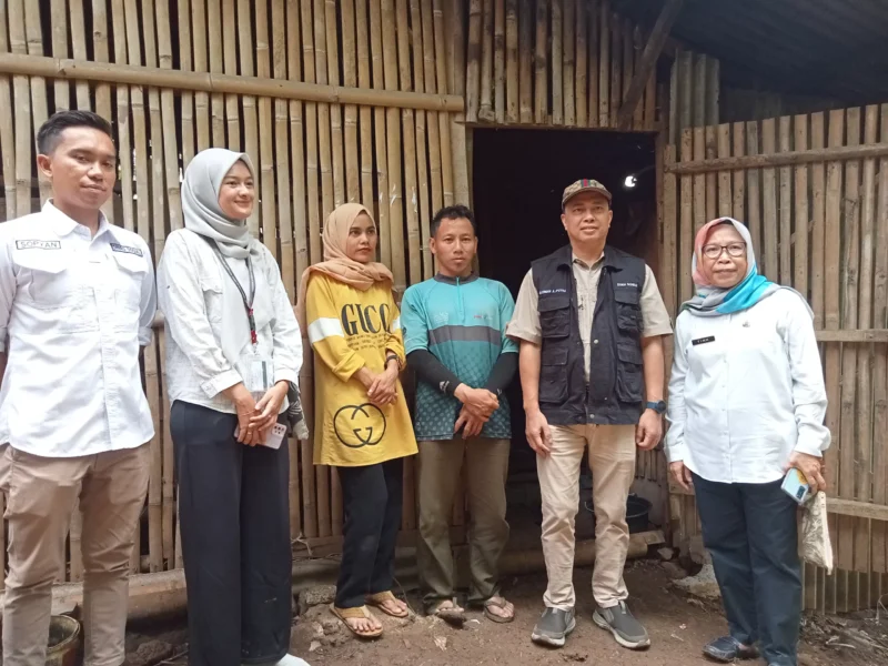 Dinsos KBB kembali mengunjungi rumah Sukiman untuk menyalurkan bantuan berupa 10 ekor ayam dan bantuan alat kebutuhan rumah tangga, Selasa (06/02). (foto: Abdul Kholilulloh)