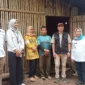 Dinsos KBB kembali mengunjungi rumah Sukiman untuk menyalurkan bantuan berupa 10 ekor ayam dan bantuan alat kebutuhan rumah tangga, Selasa (06/02). (foto: Abdul Kholilulloh)