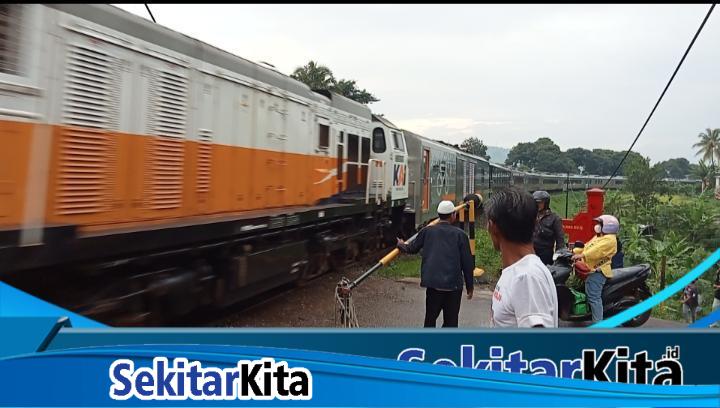 Perlintasan kereta api (KA) manual di Kampung Tarakan, Desa Bojongkoneng, Kecamatan Ngamprah KBB (foto: Abdul Kholilulloh/ dok. SekitarKita.id)