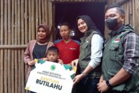 Sonya Fatmala dan Tim Jabar Bergerak KBB berikan rutilahu kepada pasangan suami istri (pasutri) Sukiman (35) dan Siti Sopiah (32) warga kampung Legoknangka, RT02/RW09, Desa Cempakamekar, Kecamatan Padalarang, (foto: Abdul Kholilulloh)