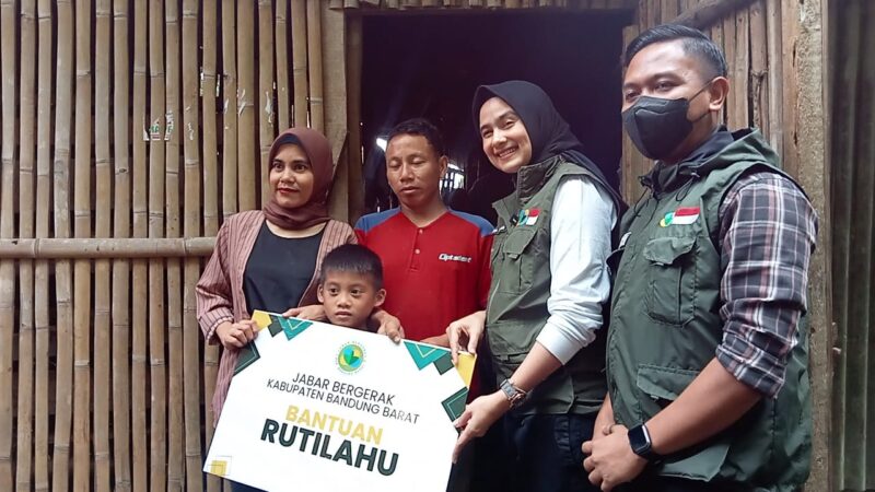 Sonya Fatmala dan Tim Jabar Bergerak KBB berikan rutilahu kepada pasangan suami istri (pasutri) Sukiman (35) dan Siti Sopiah (32) warga kampung Legoknangka, RT02/RW09, Desa Cempakamekar, Kecamatan Padalarang, (foto: Abdul Kholilulloh)
