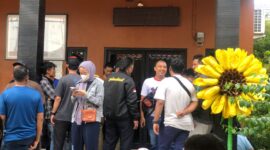 Puluhan Anggota KPPS di Desa Sumberjaya, Kecamatan Tambun Selatan, Kabupaten Bekasi, geram, lantaran anggaran operasional TPS diduga 'dipangkas'. (foto: istimewa)