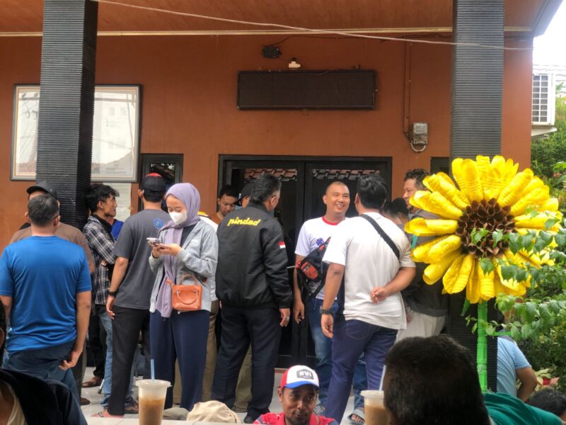 Puluhan Anggota KPPS di Desa Sumberjaya, Kecamatan Tambun Selatan, Kabupaten Bekasi, geram, lantaran anggaran operasional TPS diduga 'dipangkas'. (foto: istimewa)