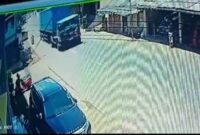 Detik-detik ban truk kontainer hantam pedagan rujak di Batujajar Bandung Barat (foto: tangkapan layar CCTV warga)
