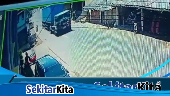 Detik-detik ban truk kontainer hantam pedagan rujak di Batujajar Bandung Barat (foto: tangkapan layar CCTV warga)