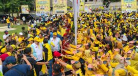 Massa sambut Ketua Umum DPP Golkar Airlangga Hartato, Gibran, Kang Ace, serta lainnya (Ist)