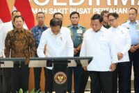 Presiden Jokowi didampingi Menteri Pertahanan Prabowo Subianto meninjau berbagai fasilitas di RSPPN Panglima Besar Soedirman di Bintaro, Jakarta. (ist)