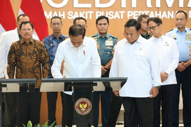 Presiden Jokowi didampingi Menteri Pertahanan Prabowo Subianto meninjau berbagai fasilitas di RSPPN Panglima Besar Soedirman di Bintaro, Jakarta. (ist)